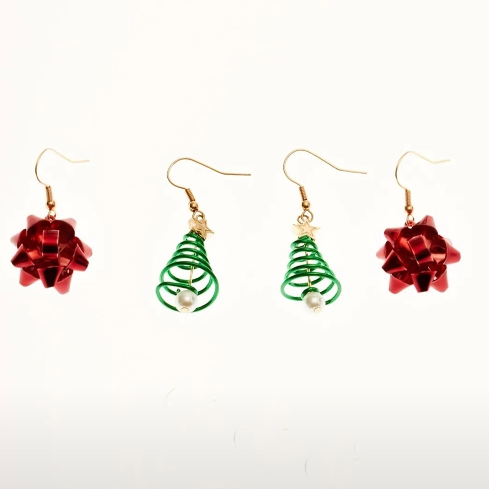 🎀NIP Festive Red and Green Dangle Earrings Set